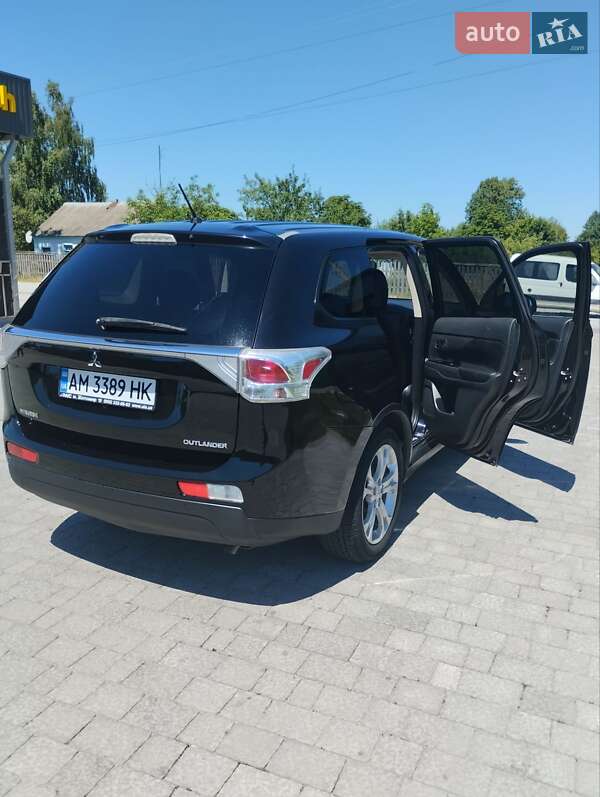 Позашляховик / Кросовер Mitsubishi Outlander 2014 в Житомирі