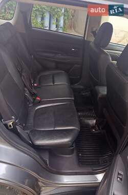 Внедорожник / Кроссовер Mitsubishi Outlander 2012 в 