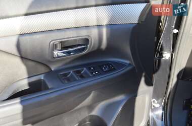 Внедорожник / Кроссовер Mitsubishi Outlander 2013 в 