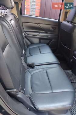 Внедорожник / Кроссовер Mitsubishi Outlander 2013 в 