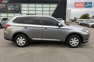 Внедорожник / Кроссовер Mitsubishi Outlander 2021 в 