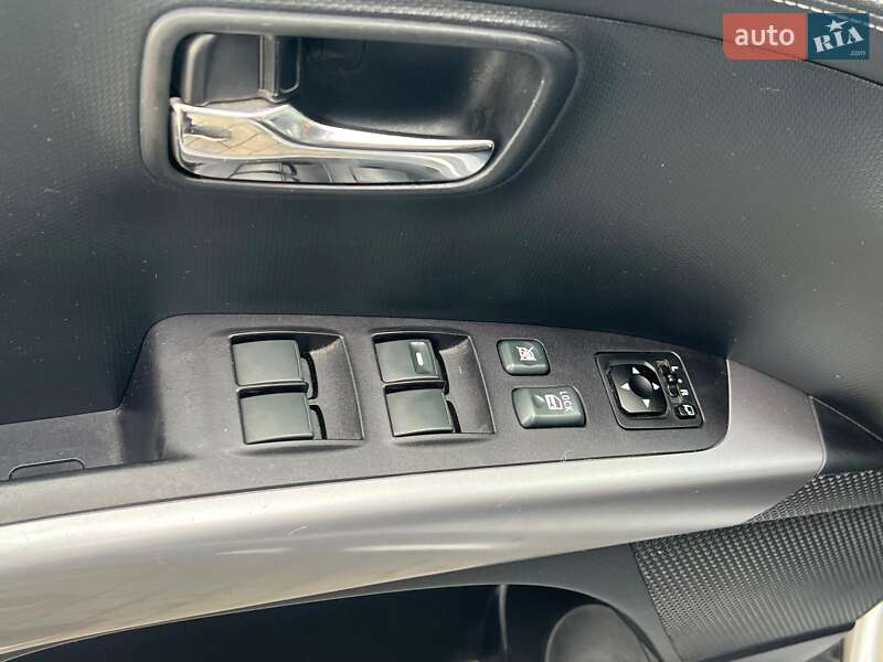 Позашляховик / Кросовер Mitsubishi Outlander 2012 в Львові фото 6 Позашляховик / Кросовер Mitsubishi Outlander 2012 в Львові