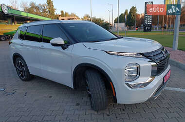 Внедорожник / Кроссовер Mitsubishi Outlander 2022 в 