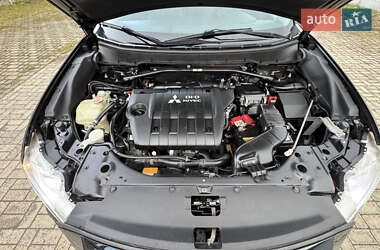 Внедорожник / Кроссовер Mitsubishi Outlander 2011 в 