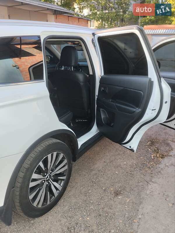 Внедорожник / Кроссовер Mitsubishi Outlander 2019 в Полтаве
