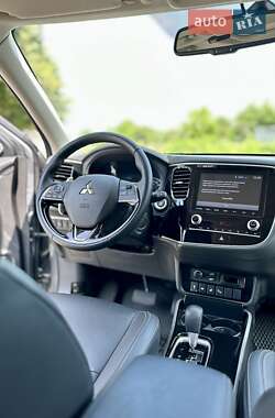 Внедорожник / Кроссовер Mitsubishi Outlander 2021 в 