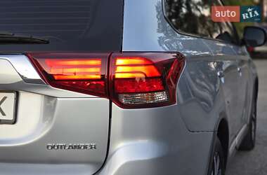 Внедорожник / Кроссовер Mitsubishi Outlander 2015 в 
