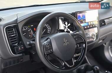 Внедорожник / Кроссовер Mitsubishi Outlander 2015 в 
