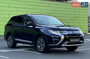 Внедорожник / Кроссовер Mitsubishi Outlander 2020 в 
