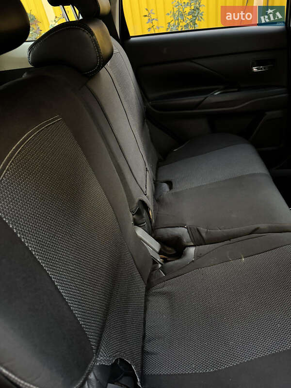 Внедорожник / Кроссовер Mitsubishi Outlander 2012 в Краснограде