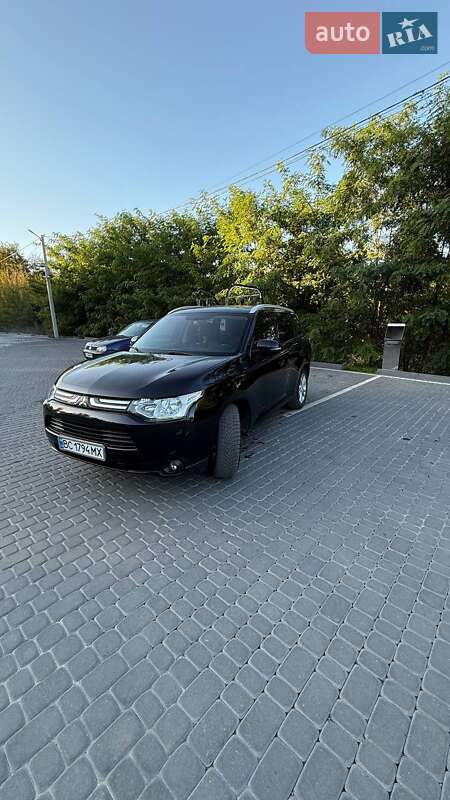 Внедорожник / Кроссовер Mitsubishi Outlander 2013 в 