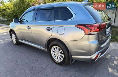 Внедорожник / Кроссовер Mitsubishi Outlander 2016 в 