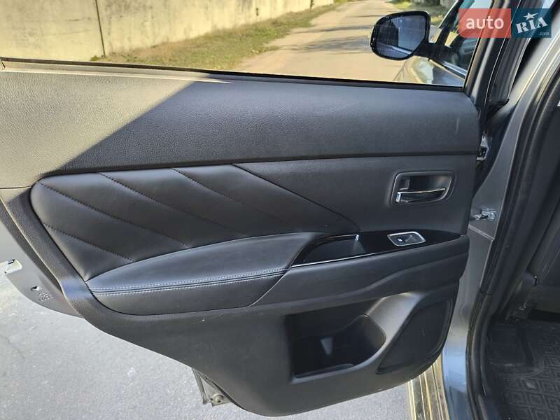 Позашляховик / Кросовер Mitsubishi Outlander 2016 в Кропивницькому