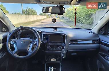 Внедорожник / Кроссовер Mitsubishi Outlander 2016 в 