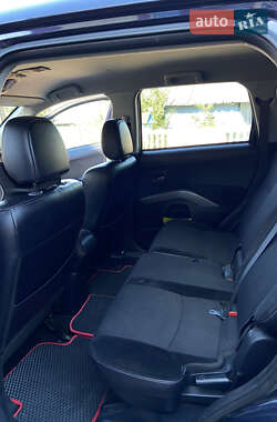 Внедорожник / Кроссовер Mitsubishi Outlander 2011 в 