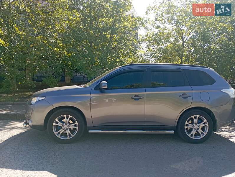 Внедорожник / Кроссовер Mitsubishi Outlander 2013 в 