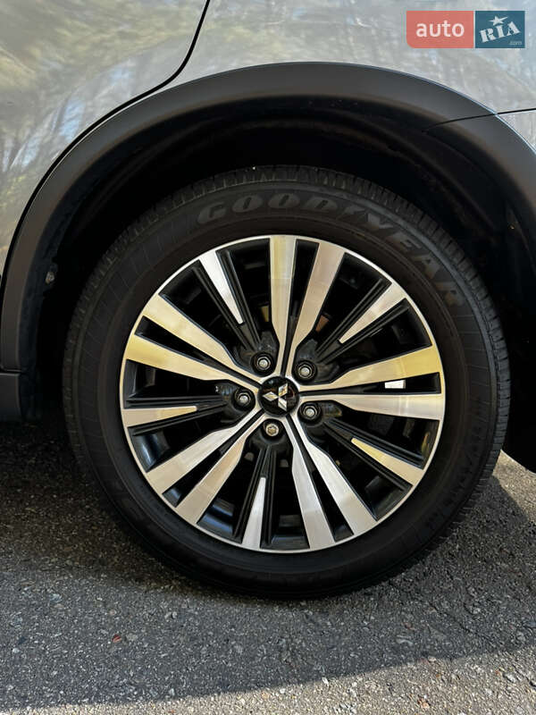 Позашляховик / Кросовер Mitsubishi Outlander 2020 в Києві