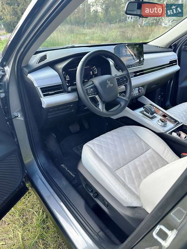 Позашляховик / Кросовер Mitsubishi Outlander 2023 в Києві