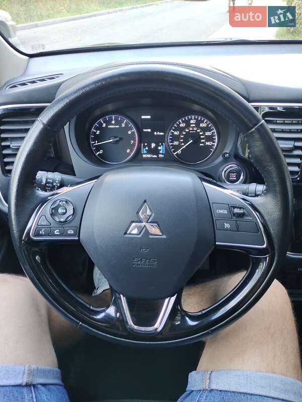 Внедорожник / Кроссовер Mitsubishi Outlander 2017 в Чернигове