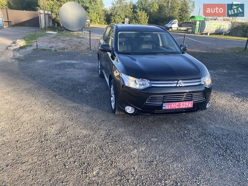 Внедорожник / Кроссовер Mitsubishi Outlander 2013 в Нововолынске