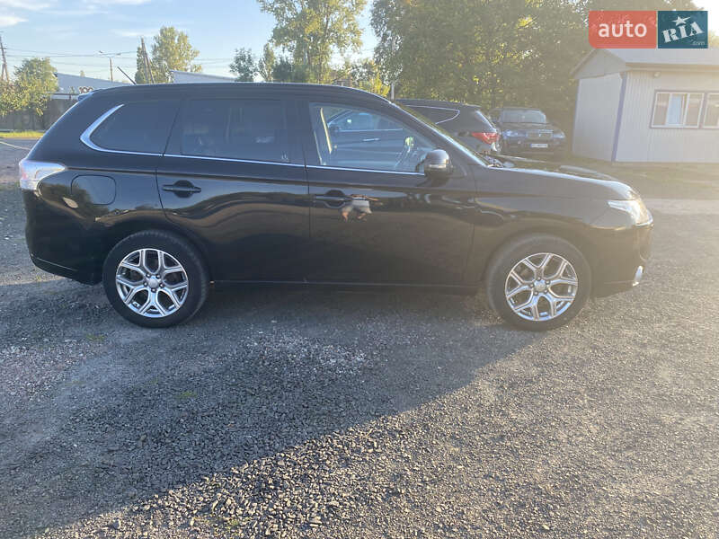 Внедорожник / Кроссовер Mitsubishi Outlander 2013 в Нововолынске