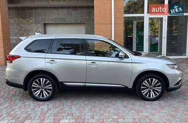 Внедорожник / Кроссовер Mitsubishi Outlander 2020 в 