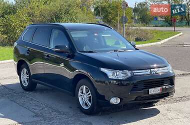 Внедорожник / Кроссовер Mitsubishi Outlander 2013 в 