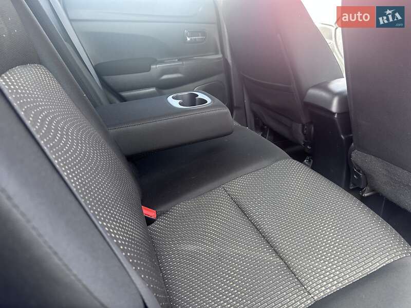 Внедорожник / Кроссовер Mitsubishi Outlander 2016 в Киеве