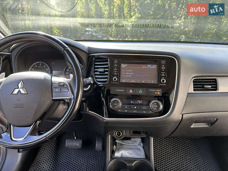 Внедорожник / Кроссовер Mitsubishi Outlander 2016 в Харькове