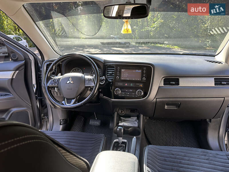 Внедорожник / Кроссовер Mitsubishi Outlander 2016 в Харькове