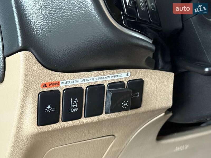 Позашляховик / Кросовер Mitsubishi Outlander 2016 в Одесі