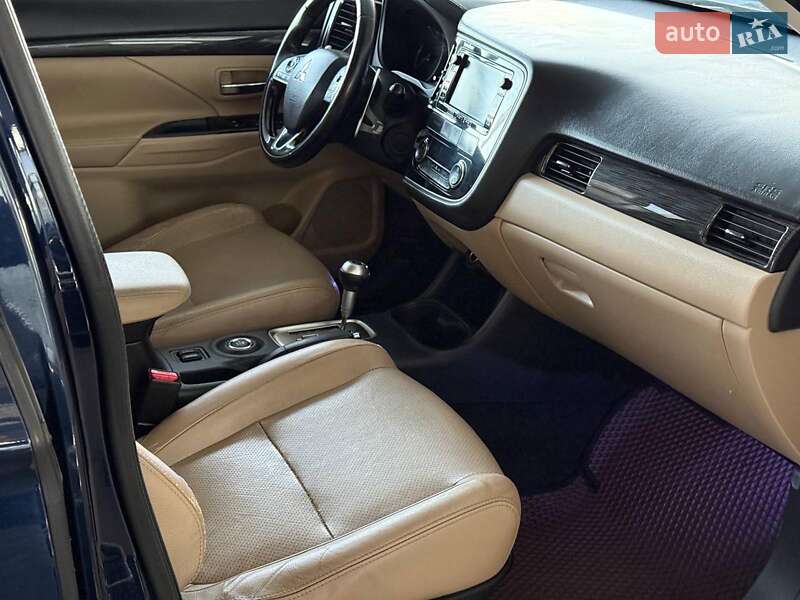 Позашляховик / Кросовер Mitsubishi Outlander 2016 в Одесі