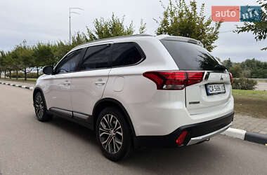 Внедорожник / Кроссовер Mitsubishi Outlander 2015 в 