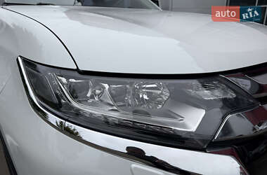 Внедорожник / Кроссовер Mitsubishi Outlander 2015 в 