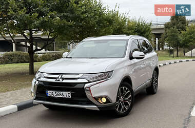 Внедорожник / Кроссовер Mitsubishi Outlander 2015 в 
