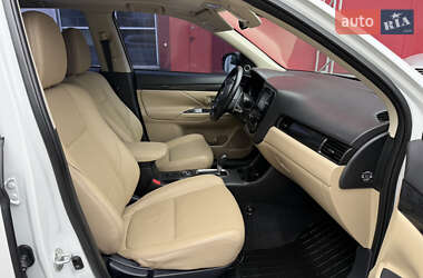 Внедорожник / Кроссовер Mitsubishi Outlander 2015 в 