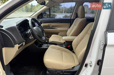 Внедорожник / Кроссовер Mitsubishi Outlander 2015 в 