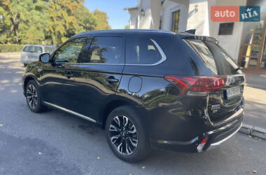 Внедорожник / Кроссовер Mitsubishi Outlander 2018 в 