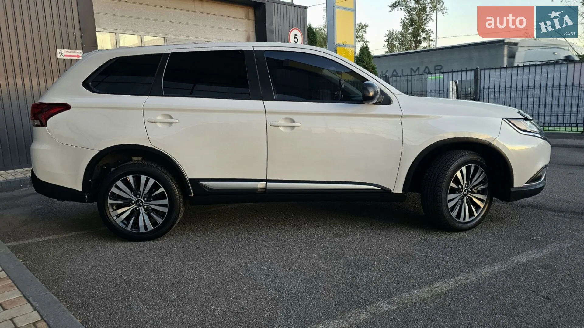 2019 Mitsubishi Outlander - мініатюра 2