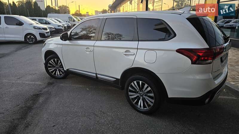 Внедорожник / Кроссовер Mitsubishi Outlander 2019 в Полтаве