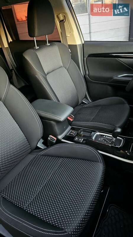 Внедорожник / Кроссовер Mitsubishi Outlander 2019 в Полтаве