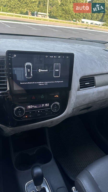 Позашляховик / Кросовер Mitsubishi Outlander 2015 в Києві