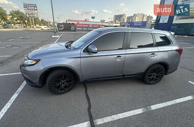Внедорожник / Кроссовер Mitsubishi Outlander 2015 в Киеве