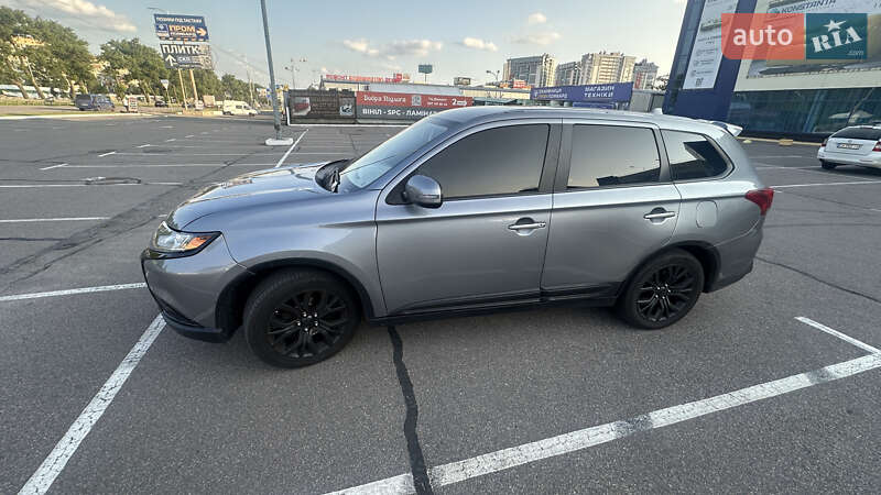 Внедорожник / Кроссовер Mitsubishi Outlander 2015 в 