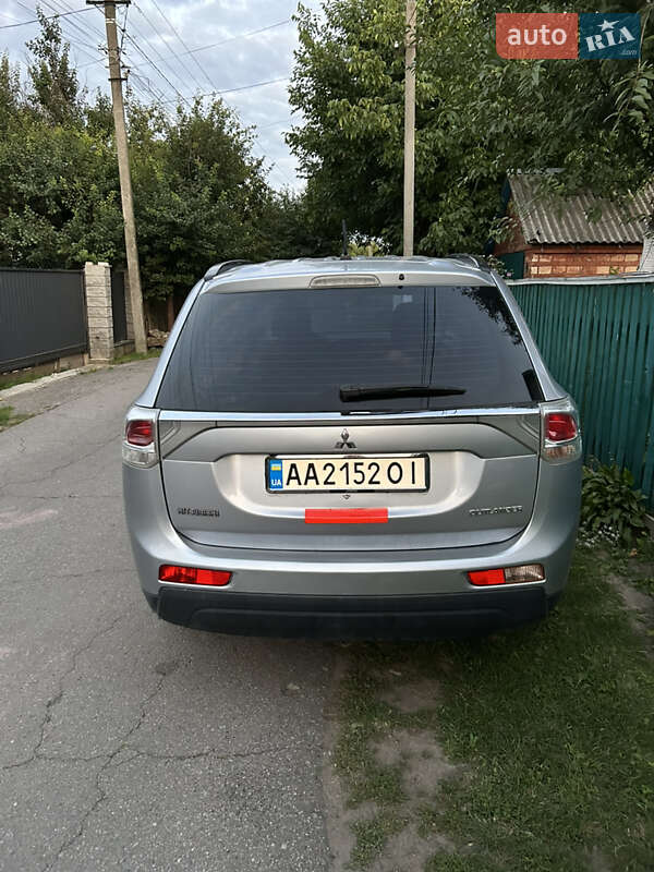 Внедорожник / Кроссовер Mitsubishi Outlander 2013 в Киеве