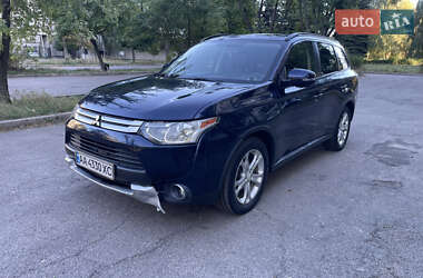 Внедорожник / Кроссовер Mitsubishi Outlander 2014 в 