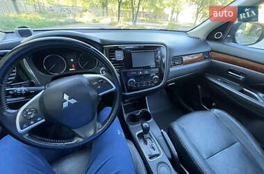 Внедорожник / Кроссовер Mitsubishi Outlander 2014 в 