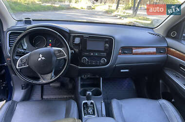 Внедорожник / Кроссовер Mitsubishi Outlander 2014 в 