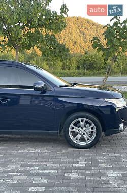 Внедорожник / Кроссовер Mitsubishi Outlander 2013 в 