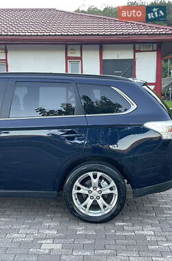 Внедорожник / Кроссовер Mitsubishi Outlander 2013 в 